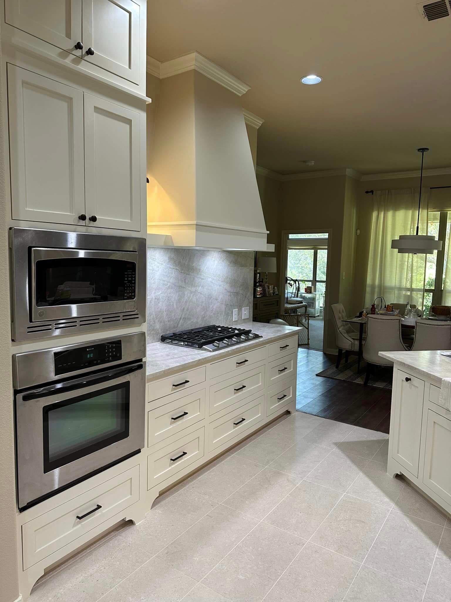Completed kitchen remodel in Helotes TX with gas cooktop and hood and custom cabinets